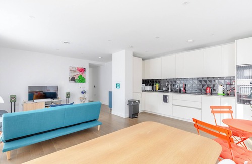 Elephant and Castle Apartment | Stylish 2BD Oasis with Balcony, South East London