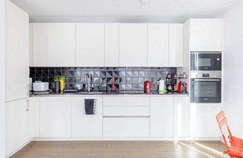Elephant and Castle Apartment | Stylish 2BD Oasis with Balcony, South East London