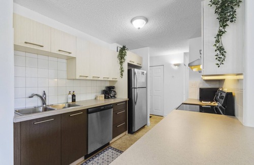 Beltline Condo | Stylish 2BR by Stampede, Free Parking, Terrasse