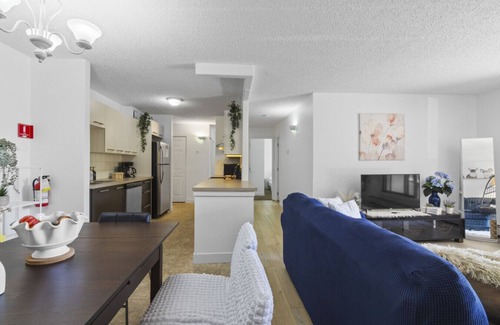 Beltline Condo | Stylish 2BR by Stampede, Free Parking, Terrasse