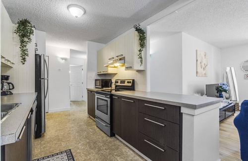 Beltline Condo | Stylish 2BR by Stampede, Free Parking, Terrasse