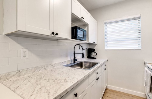 Virginia Gardens Apartment | Stylish 2BR central | Fast Wi-fi