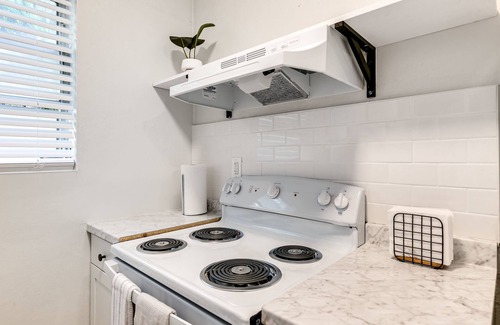 Virginia Gardens Apartment | Stylish 2BR central | Fast Wi-fi