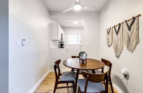 Virginia Gardens Apartment | Stylish 2BR central | Fast Wi-fi