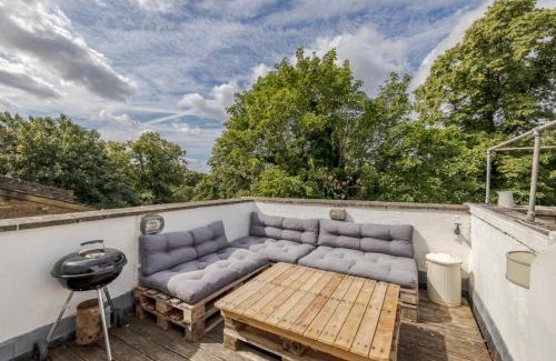 Redcliffe Apartment | Stylish 2BR Chelsea Penthouse with Private Rooftop