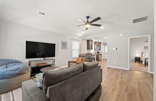Fort Worth House | Stylish 2BR -Fenced Yard, Grill, TV- Pet Friendly