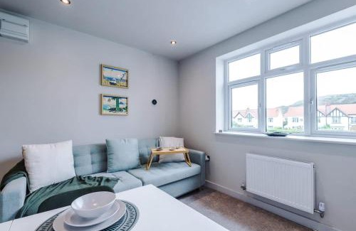Llandudno House | Stylish 2BR Flat with Parking