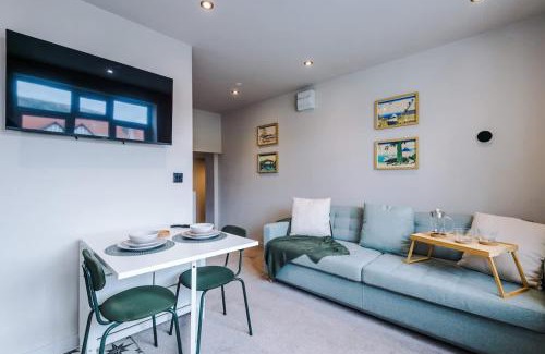 Llandudno House | Stylish 2BR Flat with Parking