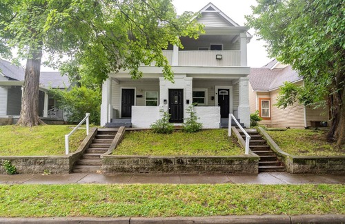Near Eastside House | Stylish 2BR | Near Downtown | Parking | Balcony