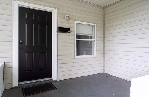 Near Eastside House | Stylish 2BR | Near Downtown | Parking | Balcony