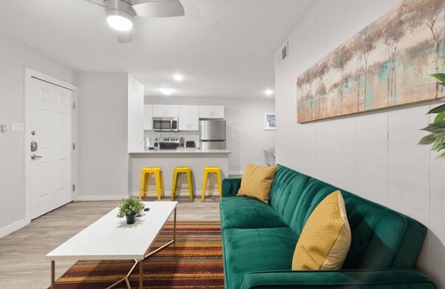 Hyde Park Apartment | Stylish 2BR Near UT Hyde Park Evonify