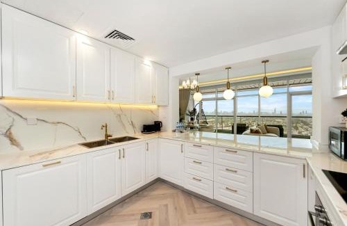 Jumeirah Lake Towers Apartment | Stylish 2BR plus Maid Luxury Apartment in JLT