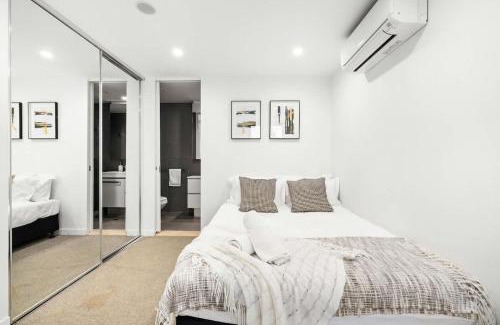Spring Hill Apartment | Stylish 2BR Retreat Walk to shop & Local Hotspots