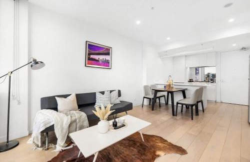 Spring Hill Apartment | Stylish 2BR Retreat Walk to shop & Local Hotspots