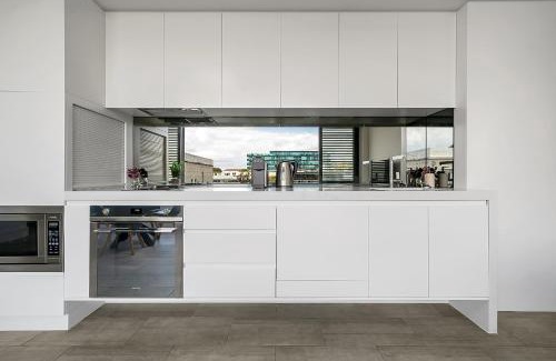 Bondi Beach Apartment | Stylish 2BR Top-Level Unit with Lift near Bondi Beach