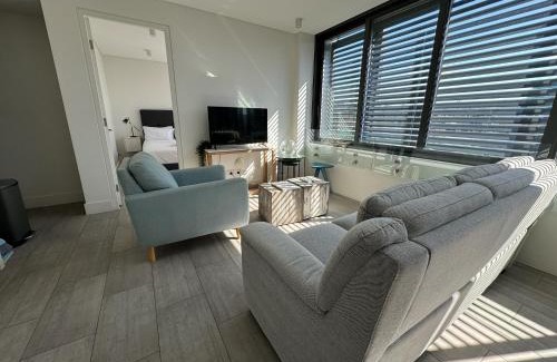 Bondi Beach Apartment | Stylish 2BR Top-Level Unit with Lift near Bondi Beach