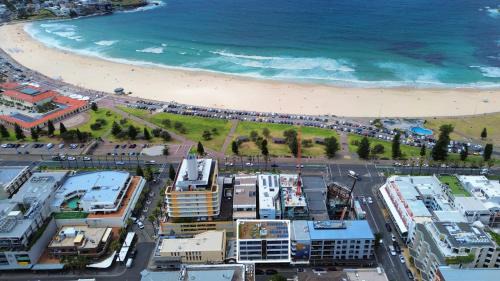 Bondi Beach Apartment | Stylish 2BR Top-Level Unit with Lift near Bondi Beach