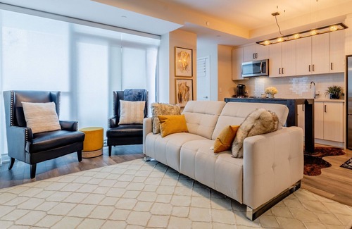 Innisfil Condo | ★ Stylish 2BR w/Fireplace ♥ Friday Harbour