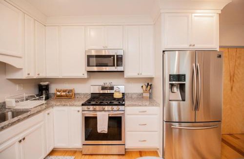 Harrison Lenox Apartment | Stylish 2br W Full Kitchen, Laundry & Cen Air