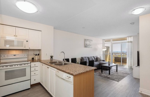 Downtown Mississauga Condo | Stylish 2BR with Great View/Steps from Square One