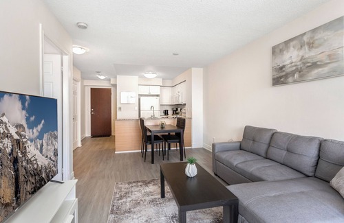 Downtown Mississauga Condo | Stylish 2BR with Great View/Steps from Square One