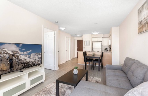 Downtown Mississauga Condo | Stylish 2BR with Great View/Steps from Square One