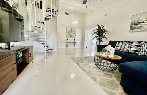 Lakeland Villa | Stylish 3/2 getaway! Near Theme Parks!