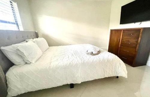 Lakeland Villa | Stylish 3/2 getaway! Near Theme Parks!