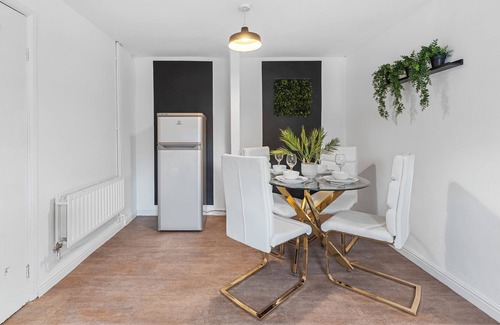 Bolton House | Stylish 3 Bedroom House - Close to the centre