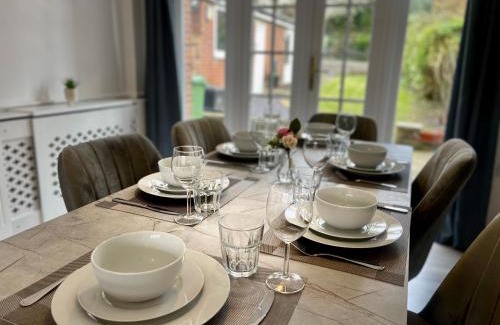 Hainault House | Stylish 3 Bed Chigwell Home with Free Parking