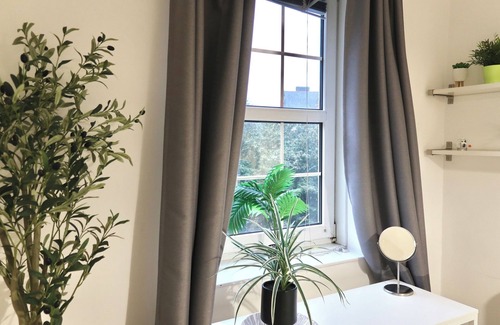 Barbican Apartment | Stylish 3-Bed Getaway in London with City Views