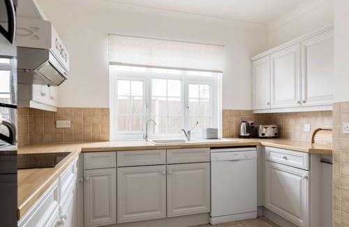 Canford Cliffs House | Stylish 3 bed House in Canford Cliffs 5 mins to beach