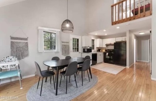 Tobyhanna Cabin | Stylish 3 Bed Mtn Retreat with HOT TUB, KING SIZE BED & Resort Style Amenities.