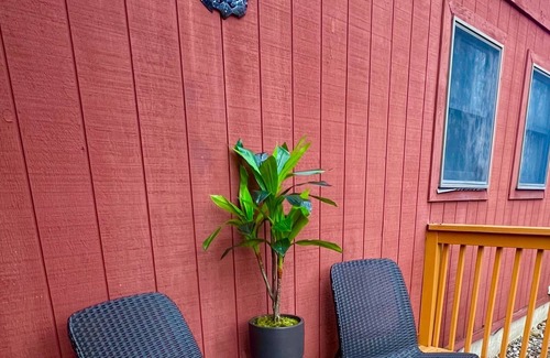 Tobyhanna Cabin | Stylish 3 Bed Mtn Retreat with HOT TUB, KING SIZE BED & Resort Style Amenities.