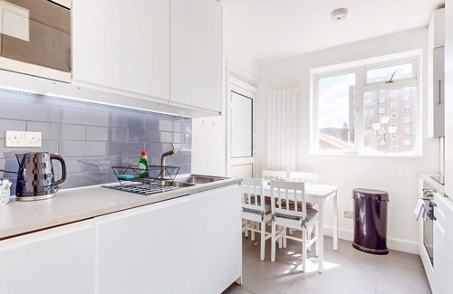Somers Town Apartment | Stylish 3 bed | Regents Park | Private Balcony | Pass the Keys