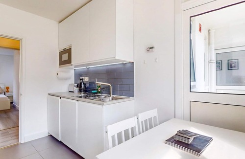 Somers Town Apartment | Stylish 3 bed | Regents Park | Private Balcony | Pass the Keys