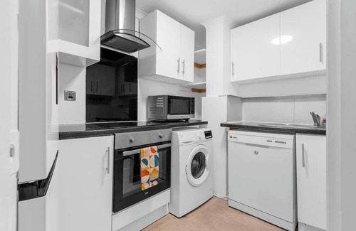 Surrey Docks Apartment | Stylish 3-Bed Smart TV & Lake Views | 5min to Tube