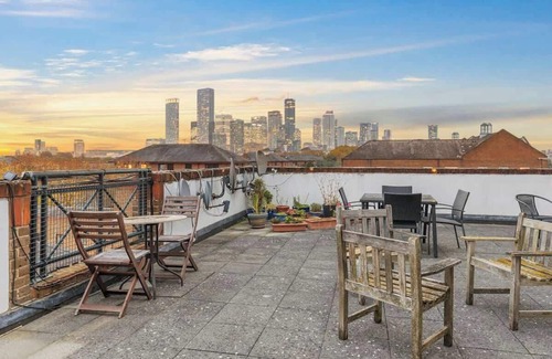 Surrey Docks Apartment | Stylish 3-Bed Smart TV & Lake Views | 5min to Tube