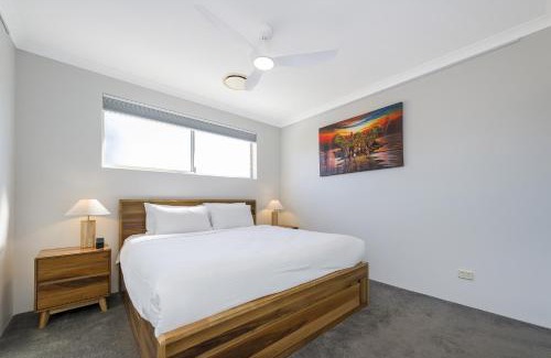 Victoria Park House | Stylish 3-Bed Townhouse with Courtyard & BBQ