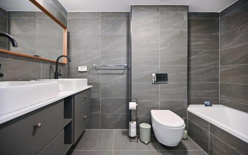 Tel Aviv Apartment | Stylish 3 Bedroom Apartment With Balcony By Vacay