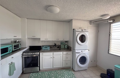 McCully - Moiliili Bed & Breakfast | Stylish 3-bedroom bed & breakfast in amazing Honolulu with a stunning view.