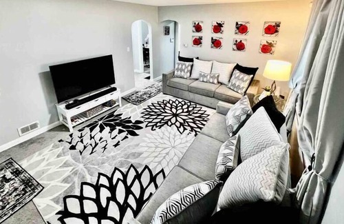 Westwood House | Stylish 3 Bedroom Cape Cod Cutie 10 Min to Dwntn