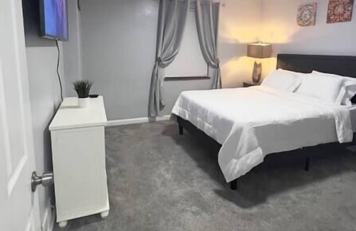 Westwood House | Stylish 3 Bedroom Cape Cod Cutie 10 Min to Dwntn