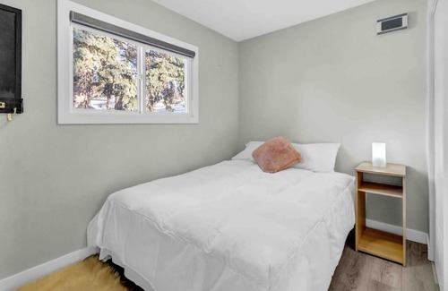 Calgary House | Stylish 3 Bedroom - Close to Downtown & Airport!