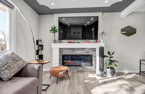 Calgary House | Stylish 3 Bedroom - Close to Downtown & Airport!