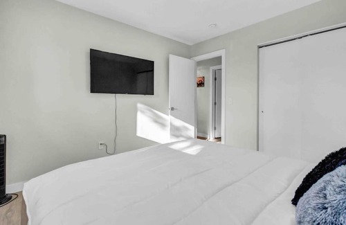 Calgary House | Stylish 3 Bedroom - Close to Downtown & Airport!