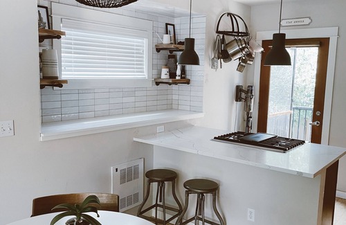 Mann House | Stylish 3-bedroom townhome close to it all- in Seattle