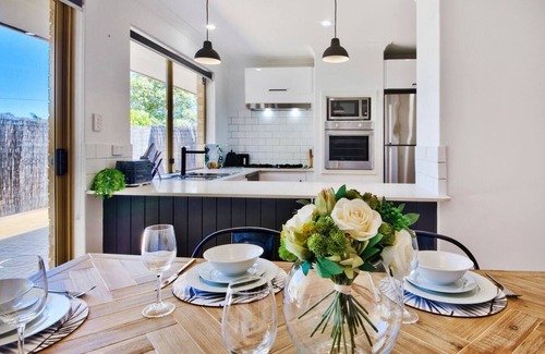 Scarborough House | Stylish 3 BR 1 min to Cafes/Restaurants/Park!