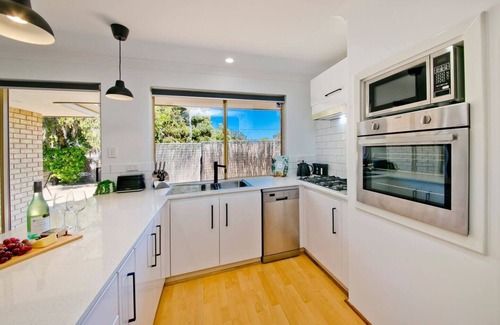 Scarborough House | Stylish 3 BR 1 min to Cafes/Restaurants/Park!