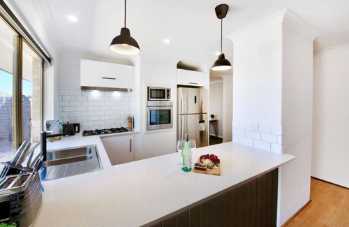 Scarborough House | Stylish 3 BR 1 min to Cafes/Restaurants/Park!